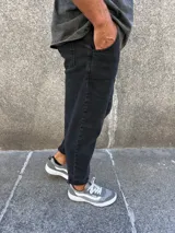 Jeans slouchy negros con efecto gastado, de corte holgado y tiro alto.