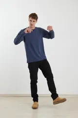 Pantalón de sarga con elastano, corte recto y diseño de cinco bolsillos. Presenta cierre de botones metálicos en tono plata envejecida y bolsillos traseros de parche.