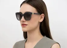 Lentes de sol INVU grises con marco de acetato y lentes degradadas.