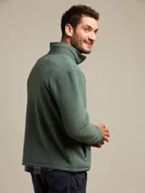 Campera de poliéster color ladrillo con cierre frontal, cuello alto y bolsillos laterales.