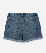 Short de jean azul oscuro, tiro alto, con bajo doblado y trabillas en la cintura.