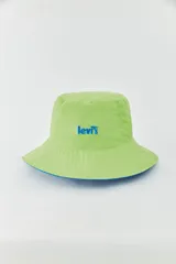 Gorro tipo bucket de tela color verde lima con logo de Levi's bordado en azul. Interior reversible en color azul.