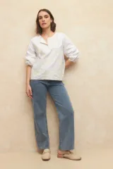 Blusa blanca de algodón bordada, de manga larga con cuello mao y mangas abullonadas con elástico en los puños.