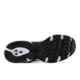 Championes New Balance 530, color negro con detalles en gris y blanco.