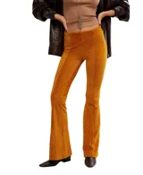 Pantalón de terciopelo color mostaza con diseño acampanado (flare) y patrón en chevron (zigzag) en el tejido.