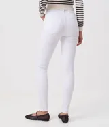 Pantalón skinny de sarga color blanco, con cintura mediana, trabillas, cierre frontal con botón y cremallera, y bolsillos en la parte delantera y trasera.