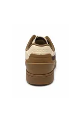 Zapatillas urbanas con diseño en bloque de colores que combina blanco, verde militar y tostado, con cordones claros y suela de goma marrón.