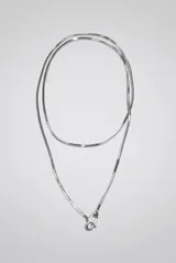 Collar largo estilo serpiente de metal plateado con cierre de mosquetón rectangular.