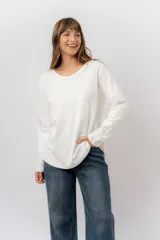 Remera de manga larga en color marrón, de corte relajado, con cuello redondo amplio y dobladillo redondeado.