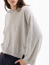 Sweater de punto negro ultrasuave, con cuello redondo, hombros caídos y mangas largas de corte holgado.