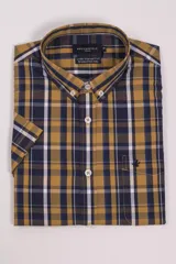 Camisa de manga corta Brooksfield con estampado a cuadros en tonos mostaza, azul marino y blanco. Presenta cuello abotonado, cierre frontal con botones y un bolsillo en el pecho con el logo de la marca bordado.