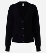 Cardigan corto de punto color marrón, con cuello en V, manga larga y cierre frontal con botones. Presenta puños y bajo acanalados.