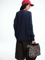 Cardigan de punto color marrón con textura jaspeada, escote en V, cierre frontal con botones y diseño de hombros caídos.