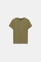 Camiseta de algodón color verde militar, de corte regular, con cuello redondo, manga corta y detalle de trabillas con botones en los hombros.