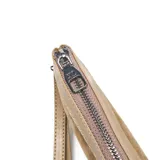 Sobre de mano tipo clutch marca XL Extra Large, confeccionado en material textil con textura gamuzada color tostado. Presenta cierre superior metálico, correa de muñeca extraíble y parche frontal con el logo de la marca.