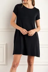 Vestido mini negro de manga corta y cuello redondo, confeccionado en mezcla de viscosa y elastano con diseño fluido y versátil.