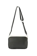 Bandolera de cuero sintético con diseño tricolor en tonos rojo, beige y negro, con bolsillo frontal con cierre y correa larga ajustable.
