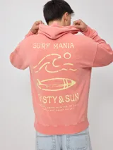 Canguro con capucha color salmón/coral desgastado, con efecto lavado. Presenta un estampado frontal con el texto "RUSTY & SUN" y un diseño de olas en color amarillo pálido. Tiene bolsillo canguro frontal y puños y cintura acanalados.