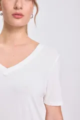 Remera de manga corta color crudo con escote en V.