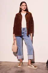 Sobrecamisa de pana color rojo, con cierre frontal de botones, bolsillos delanteros con solapa y ruedo desflecado.