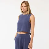 Top azul sin mangas con cuello redondo.