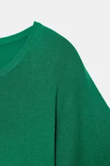 Top de punto color verde, con cuello redondo y mangas cortas anchas de corte holgado.