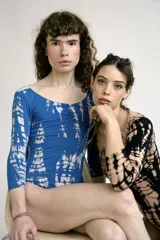 Bodysuit de manga larga con estampado tie-dye en tonos azul y blanco, de corte ajustado.