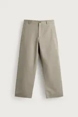 Pantalón relaxed fit para hombre, confeccionado en tejido con mezcla de algodón y lino, en color beige. Presenta bolsillos laterales, bolsillos traseros de plastrón y cierre frontal con cremallera y botón.