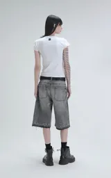 Remera de manga corta y cuello redondo, confeccionada en tejido ribb de algodón. Presenta un corte ajustado al cuerpo y largo hasta la cadera.