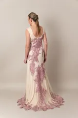 Vestido largo de tul color champagne con apliques de strass y bordado en hilo rosa viejo. Presenta una guarda bordada en el ruedo. Modelo exclusivo.