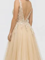 Vestido largo de fiesta con cuerpo tipo corset bordado y falda amplia de tul fluido en tono champagne.