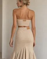 Top strapless verde claro con gran detalle de flor tridimensional en el centro confeccionada con volados fruncidos.