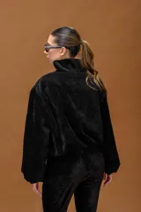Campera tipo bomber de textura aterciopelada, con cuello alto estructurado y cierre frontal con cremallera metálica.