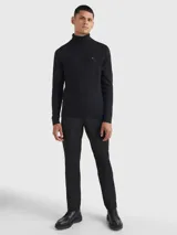 Sweater de cuello tortuga Tommy Hilfiger confeccionado en mezcla de algodón Pima y cachemira. Presenta un diseño de corte regular con cuello, puños y bajo de punto canalé, y el logo de la marca bordado en el pecho.