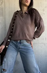 Sweater de punto color chocolate con diseño de rombos texturizados, cuello polo con botones y mangas largas.