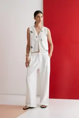 Pantalón de vestir blanco de lino, de corte ancho y tiro alto.