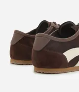 Championes estilo chutera marca Satinato, color marrón con detalles laterales en color crema. Presentan punta redondeada, cierre por cordones y suela plana de goma.