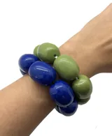 Pulsera elástica con cuentas ovaladas de resina en colores azul y verde.