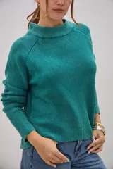 Sweater de punto color verde con cuello redondo y mangas largas.