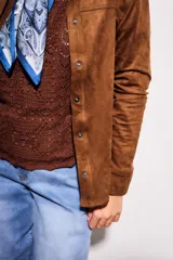 Camisa marrón de gamuza vegana, corte entallado, manga larga y cuello camisero.