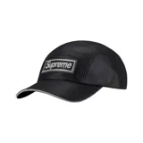 Gorra tipo camp cap Supreme en color negro con tejido de malla metálica, visera curvada y parche con el logo de la marca en el panel frontal.