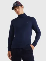 Suéter de cuello tortuga color azul marino, de corte regular, confeccionado en una mezcla de algodón Pima y cachemira. Presenta cuello, puños y bajo de punto canalé y un pequeño logo bordado en el pecho.