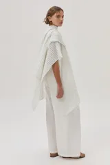 Ruana tejida con detalle de lurex, de diseño abierto y sin mangas, con escote en V profundo y ajuste mediante cinturón en la cintura.