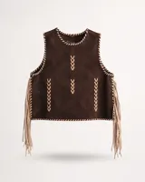 Chaleco de gamuza marrón con costuras decorativas en contraste color beige, cuello redondo, sin mangas y flecos largos en los laterales.