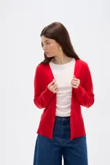 Cardigan de punto color natural, con escote en V profundo, cierre frontal con botones y mangas largas.