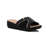 Sandalia Comfortflex negra con tira ancha y taco corrido.