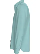 Camisa celeste de algodón Oxford con cuello abotonado, mangas largas y logo de Tommy Hilfiger bordado en el pecho.