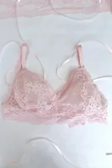 Bralette de encaje color lila, sin aros, con breteles elásticos regulables y diseño de puntilla elastizada.