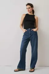 Jeans de denim azul de corte recto y tiro alto, con bolsillos delanteros y traseros.