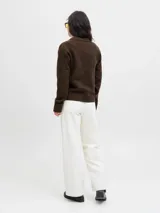 Sweater de punto color beige, con cuello polo y cierre frontal de tres botones, mangas largas con puños acanalados y diseño clásico.